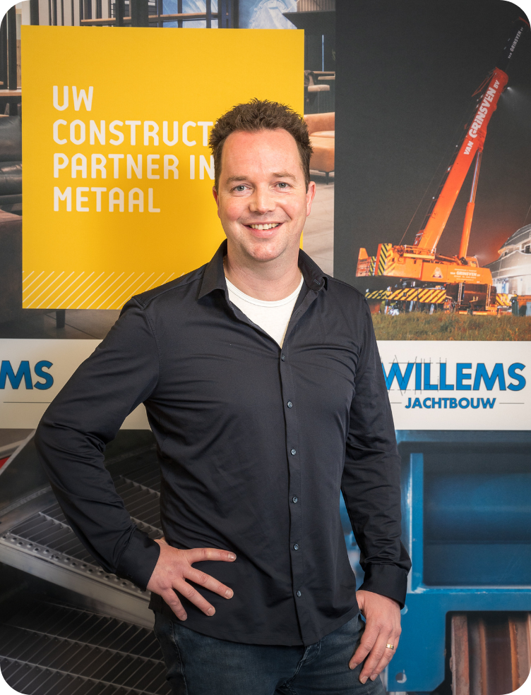 Een man staat met zijn handen op zijn heupen voor een bord met de tekst uwve partner in metaal. Marcel van der Wielen.