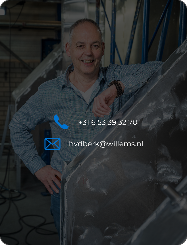 Een persoon die lachend tegen metalen machines in een werkplaats leunt, met zijn of haar telefoonnummer en e-mailadres.
