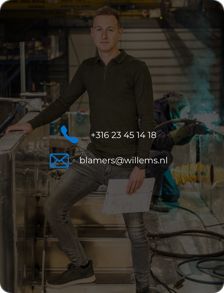 Een man staat in een werkplaats met een document in zijn hand, terwijl op de achtergrond een lasser aan het werk is. Op het document staan ​​contactgegevens zoals telefoonnummer en e-mailadres.