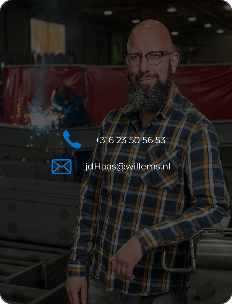 Een man in een geruit overhemd staat in een werkplaats met contactgegevens en pictogrammen eroverheen: 06 23 50 56 53 en jd.haas@willems.nl.
