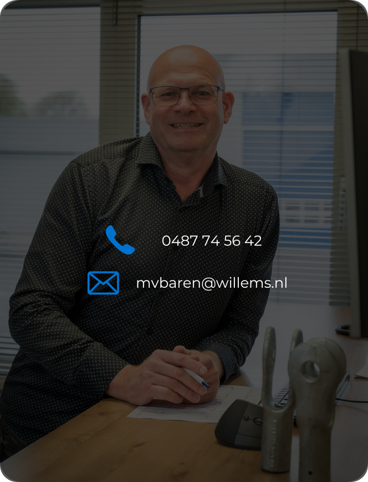 Een professionele man in een overhemd met patroon staat aan een bureau met daarop de contactgegevens: 0487 74 56 42 en mvbaren@willems.nl.