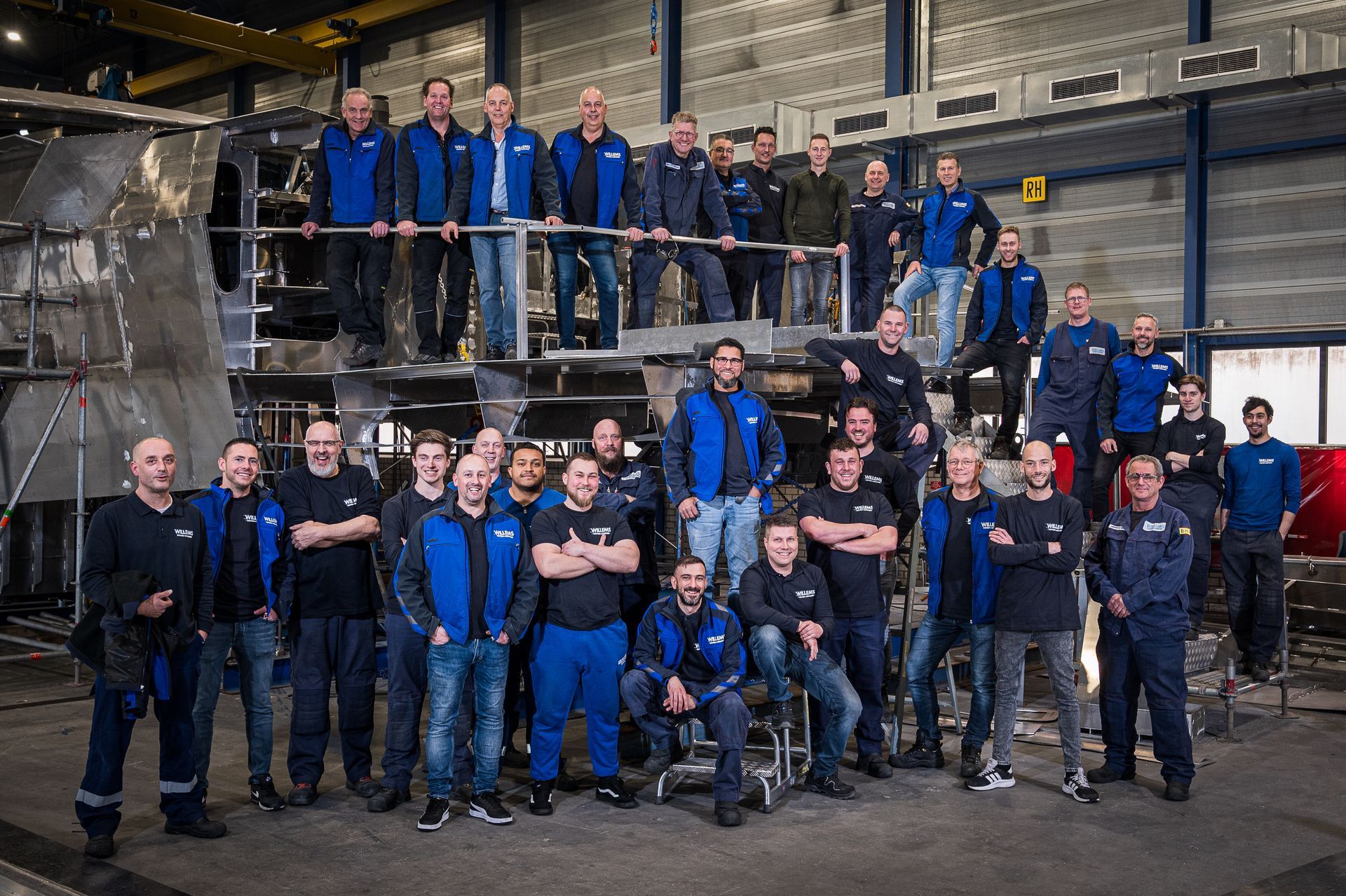 Een groepsfoto van het Jachtbouw team bij Willems Boven-Leeuwen