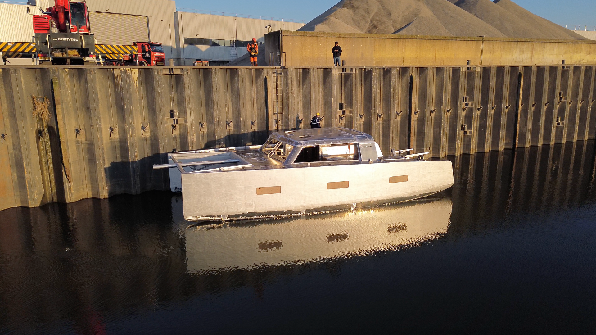 In een fabriek wordt een grote roestvrijstalen boot gebouwd. Door Willems Boven-Leeuwen.