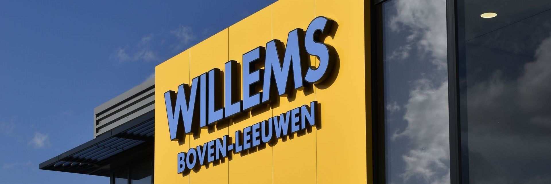 Een geel bord met het woord willems erop
