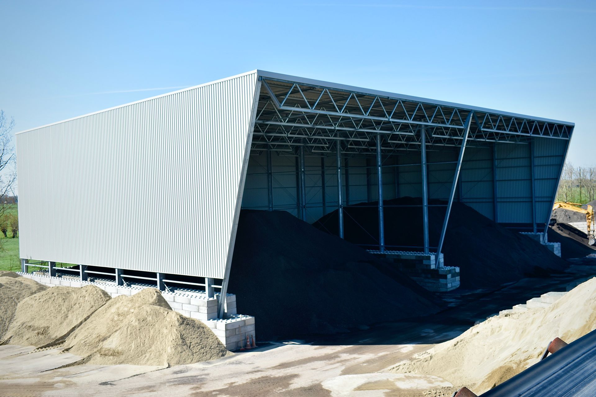 Een groot gebouw met een wit zeil erbovenop