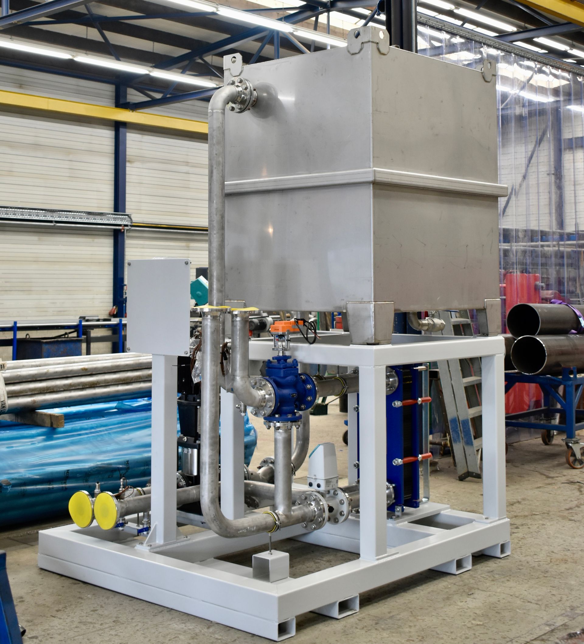 In een fabriek wordt een grote metalen constructie gebouwd