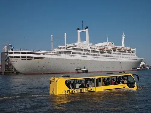 Een gele bus met het woord splash erop Door Willems Boven-Leeuwen. Amfibibus