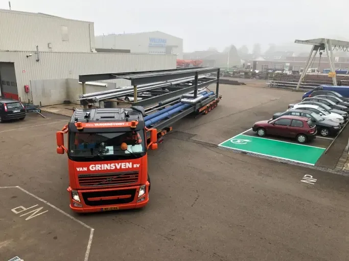Een Volvo-truck rijdt over een parkeerplaats