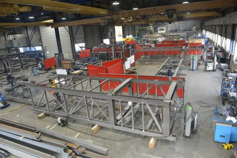 In een fabriek wordt een grote metalen constructie gebouwd. Door Willems Boven-Leeuwen.