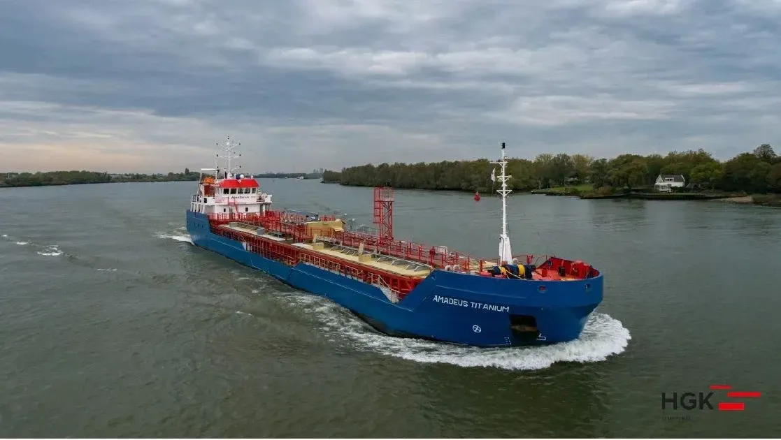 Een groot blauw en rood schip drijft op een grote watermassa. Door Willems Boven-Leeuwen.