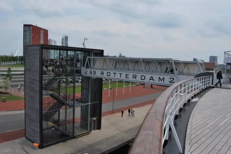 Een brug met een bordje rotterdam 2 erop Door Willems Boven-Leeuwen.