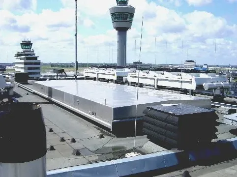 Een zicht op een luchthaven vanaf het dak van een gebouw