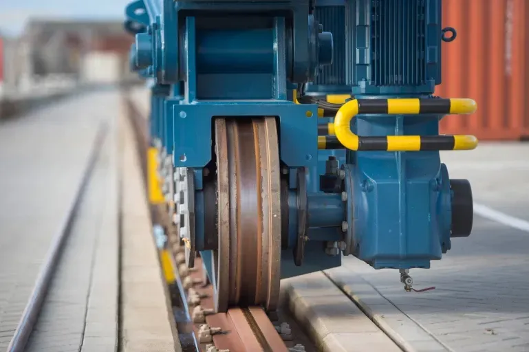 Een close-up van een treinwiel op een treinspoor. Door Willems Boven-Leeuwen.