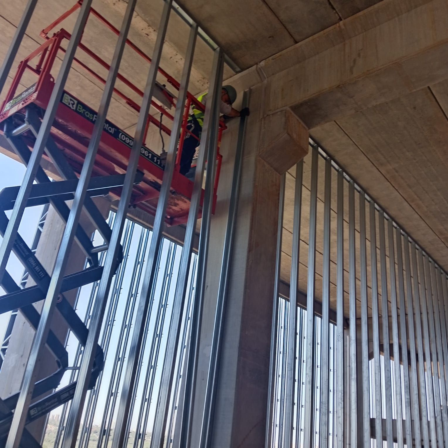Área interna da obra em andamento
