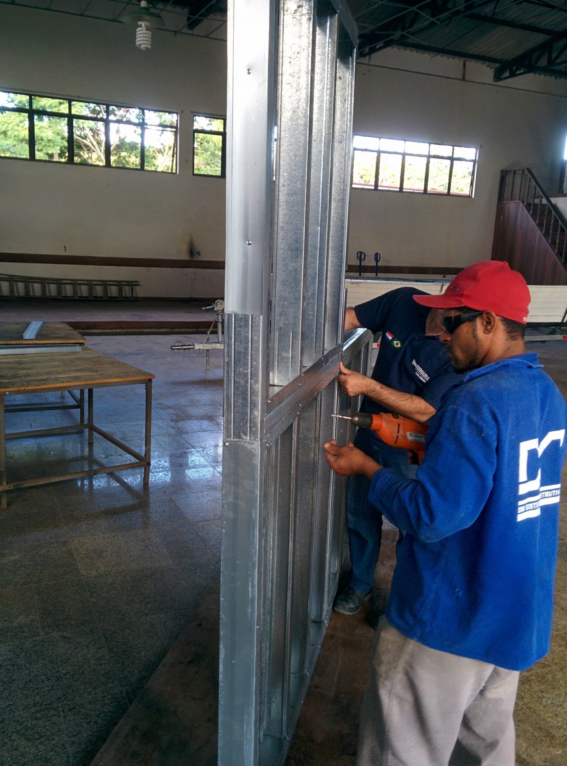 Equipe participando de treinamento técnico