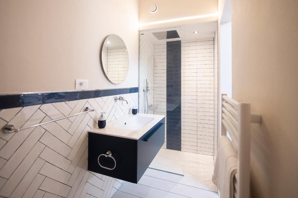 doccia e lavandino bagno