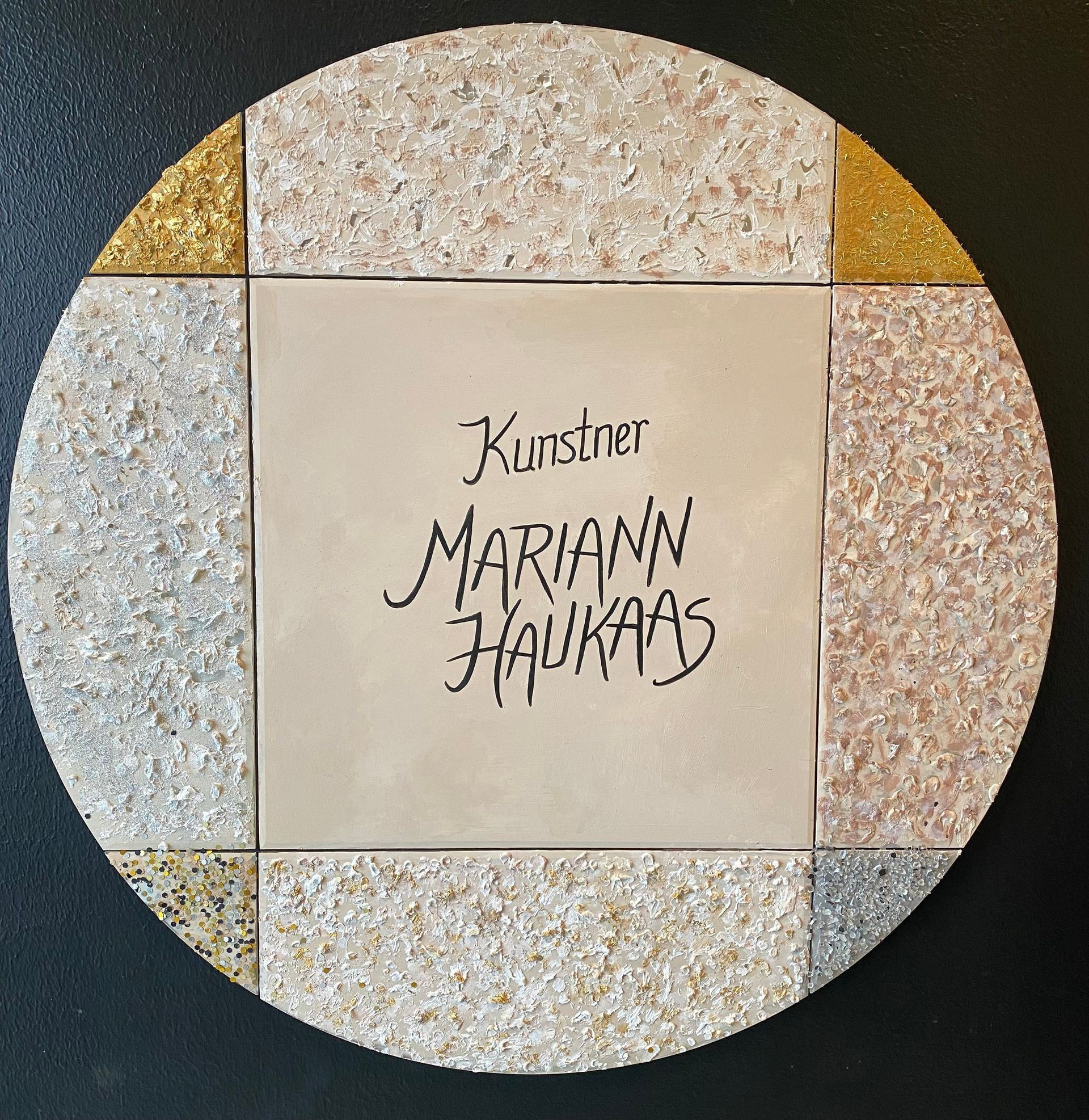 A sign that says ' kunstner mariann haukaas ' on it