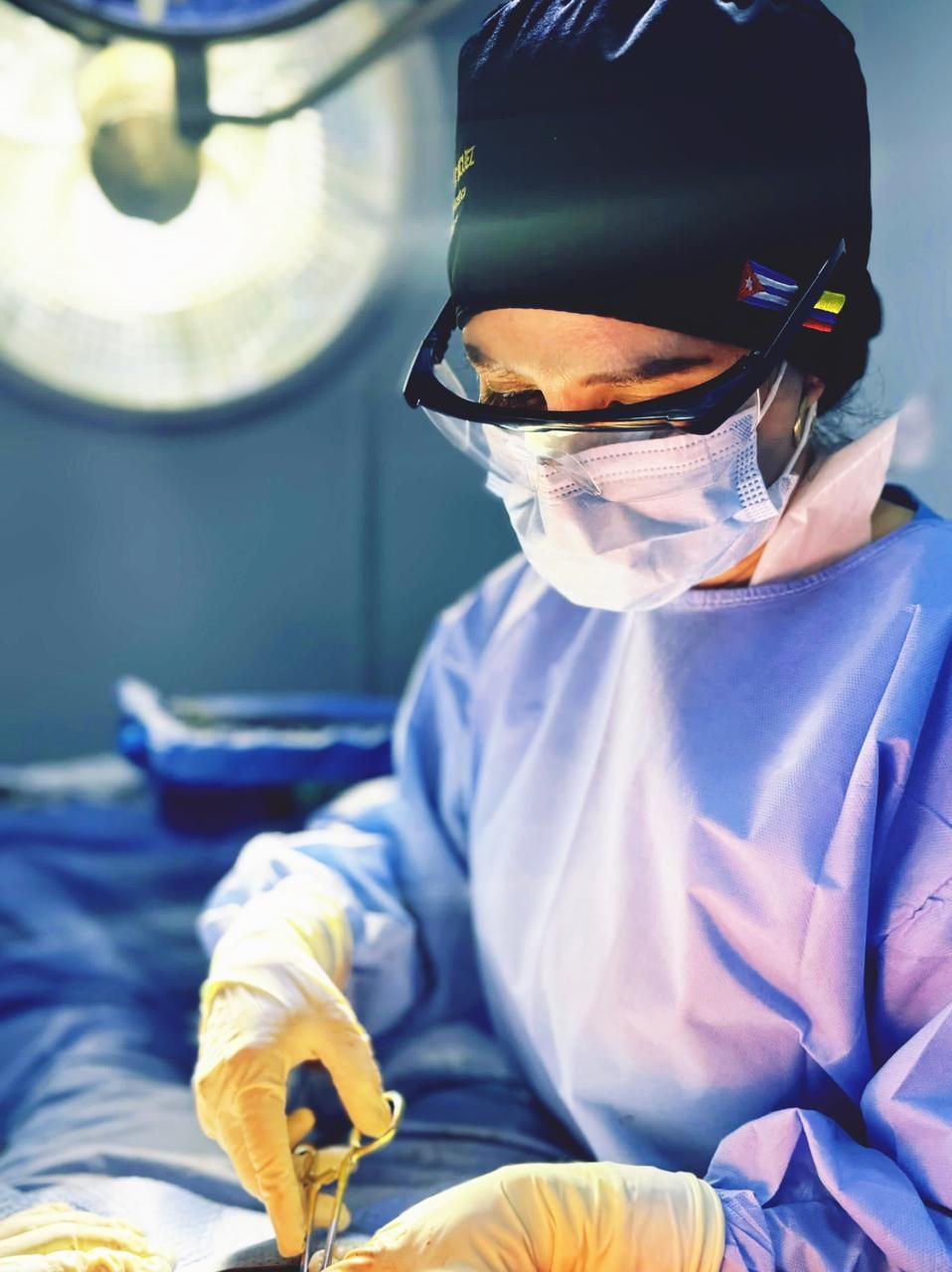 Una mujer recibe una inyección de botox en la cara.