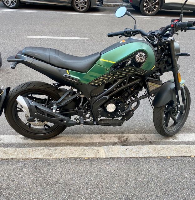 Motocicletta Benelli verde e nera parcheggiata in una strada cittadina.