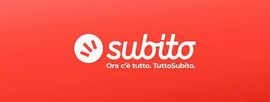 Logo Subito su sfondo rosso. Presenta un cerchio bianco con linee radiali, il nome del marchio in bianco e il testo sottostante.