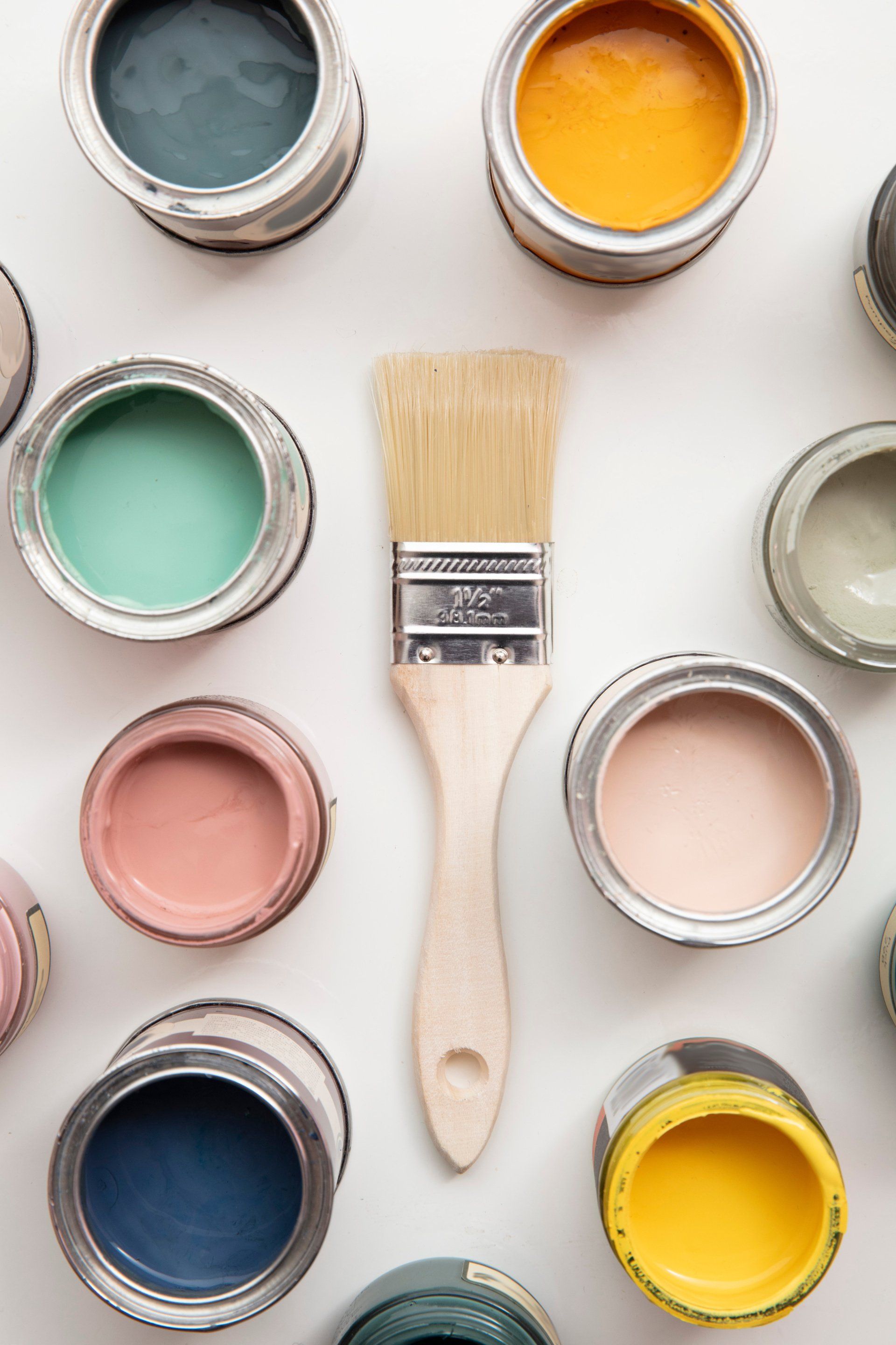 pots de peinture et pinceau