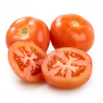 Tres tomates cortados por la mitad sobre un fondo blanco.