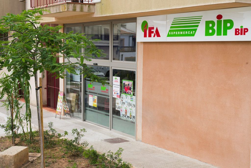 Un escaparate con un cartel que dice bip.