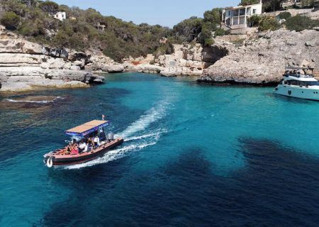 Un barco está flotando sobre un cuerpo de agua.