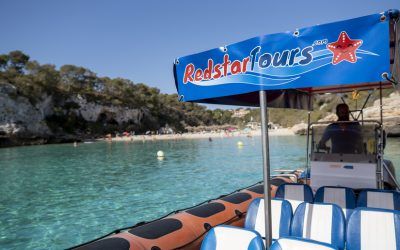 Un barco con un cartel que dice Redstar Tours está en el agua.