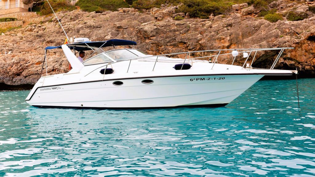 Un barco blanco flota sobre un cuerpo de agua.
