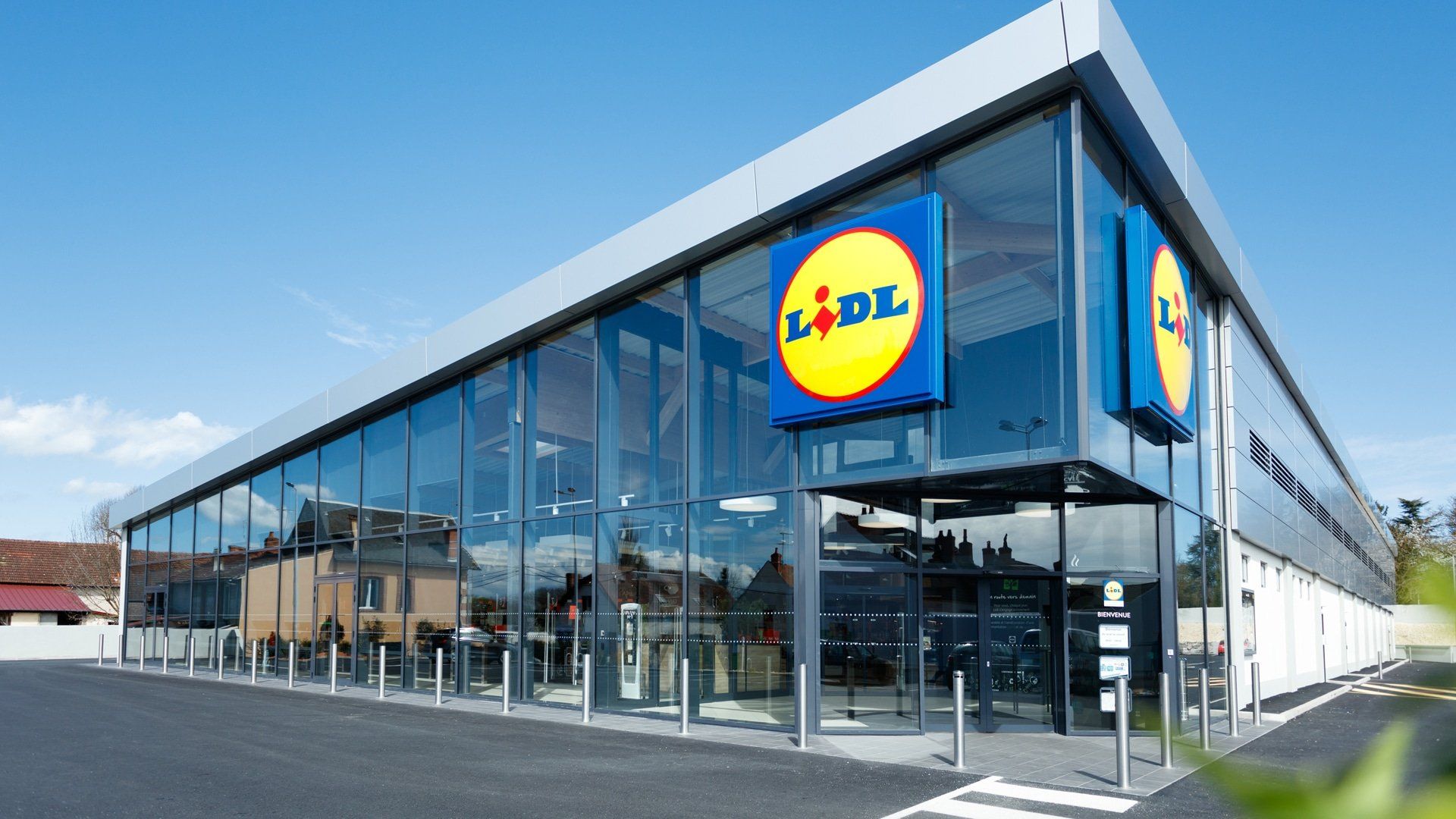 Un gran edificio de cristal con el logotipo de Lidl.