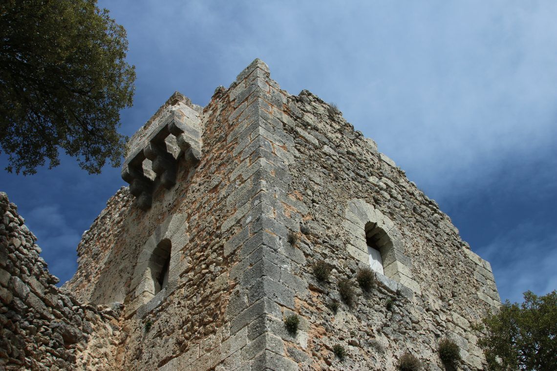 Una torre de piedra con un cielo azul al fondo.