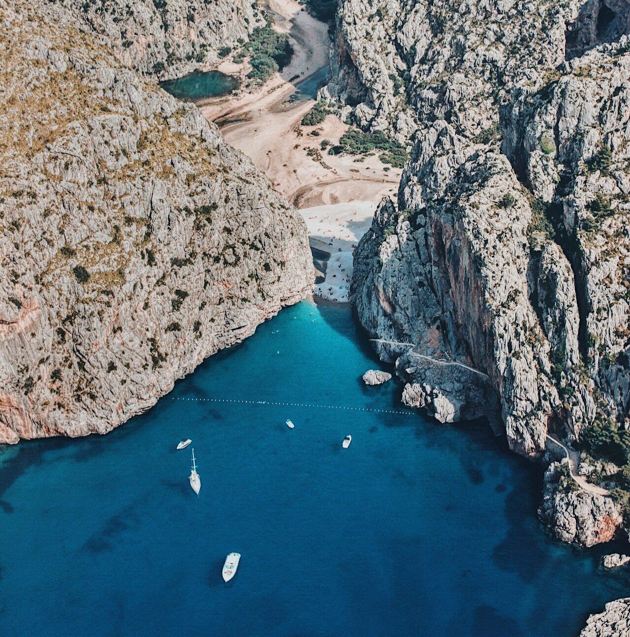 Una vista aérea de un cuerpo de agua rodeado de montañas.