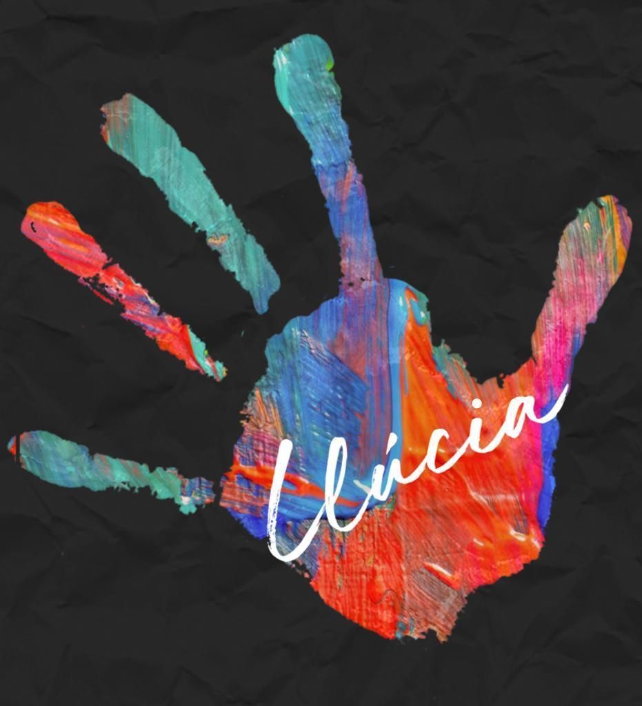 Una huella de mano colorida con el nombre Lucía escrito en ella.