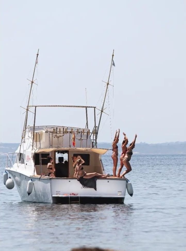 Un grupo de personas están en un barco en el océano.