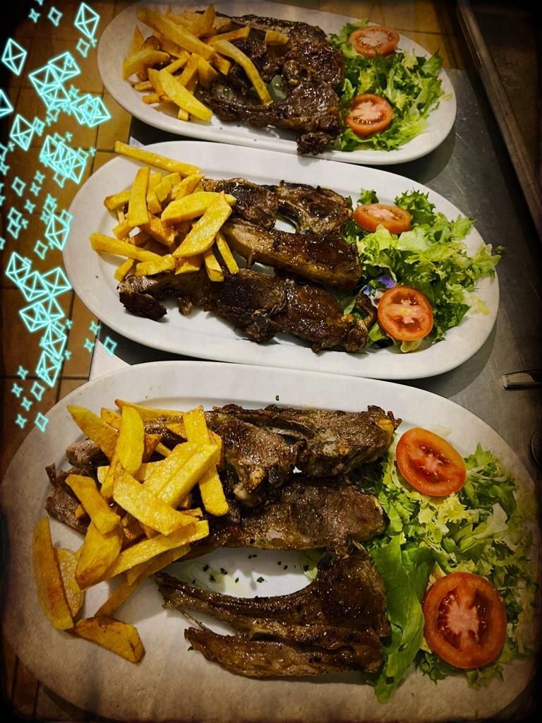 Tres platos de carne y patatas fritas en una mesa.