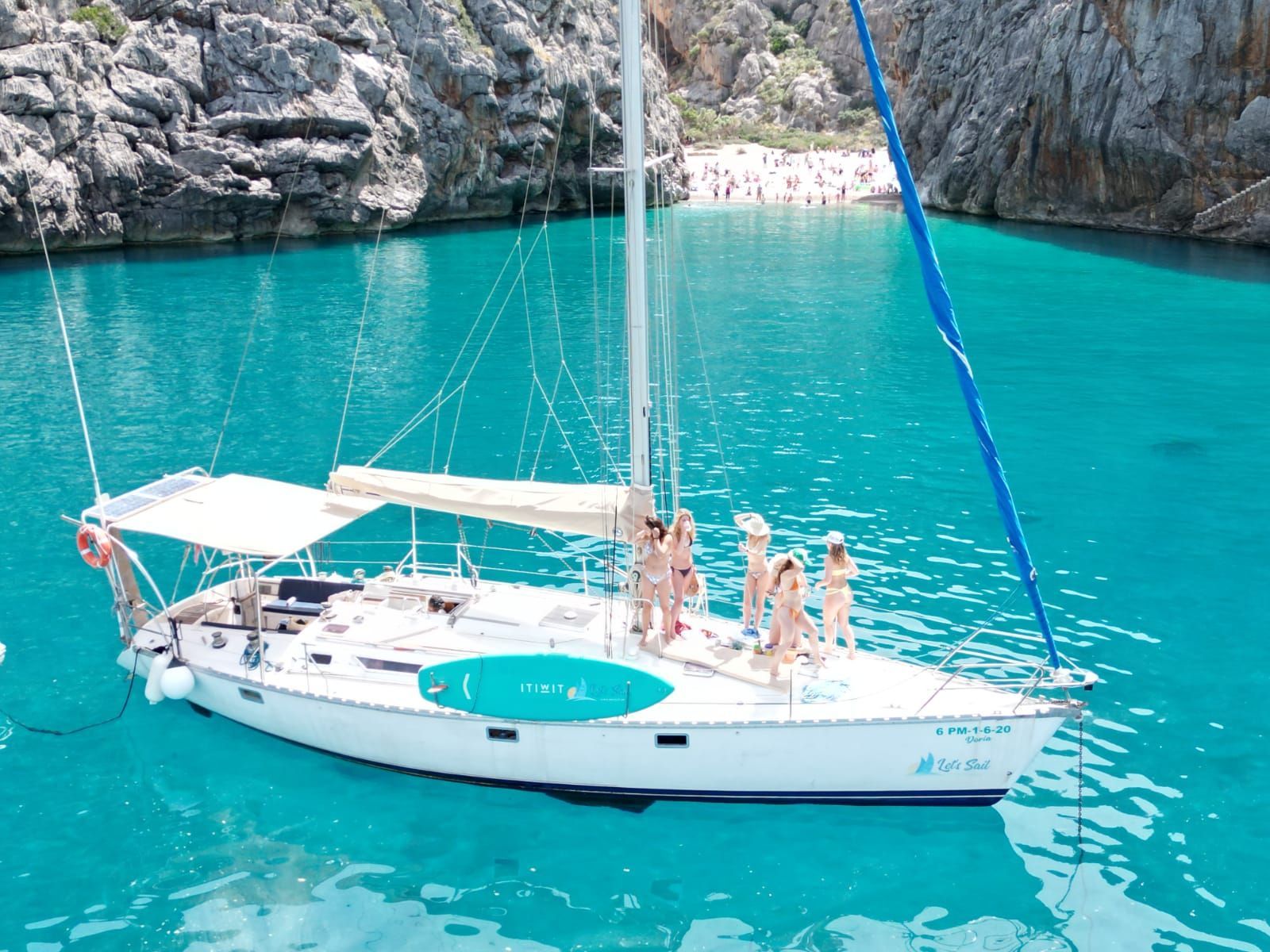 Un grupo de personas están sentadas en un velero en el agua.