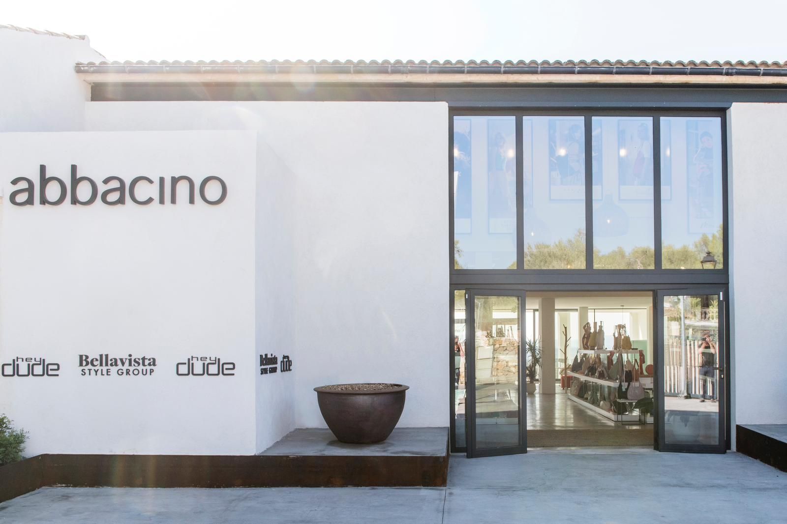Un edificio blanco con la palabra abbacino en él.