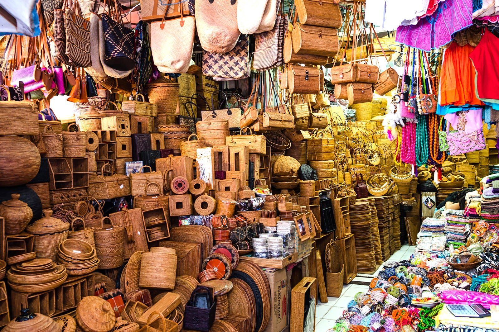 Un mercado lleno de cestas de mimbre y bolsos.