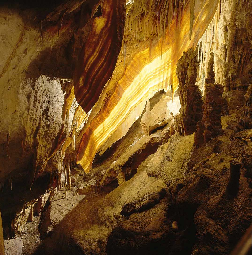 Una cueva con muchas rocas y carámbanos.