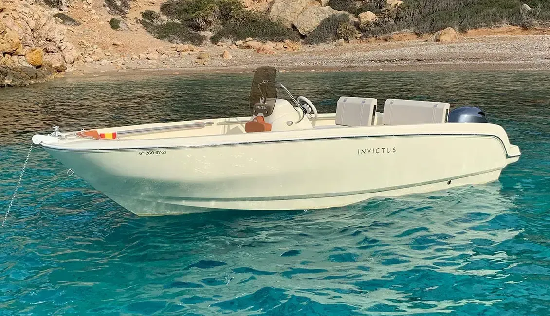 Un barco blanco flota sobre un cuerpo de agua.
