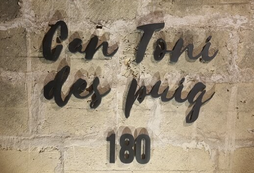 Un cartel en una pared que dice ÂżPuede Toni des Puig 180?
