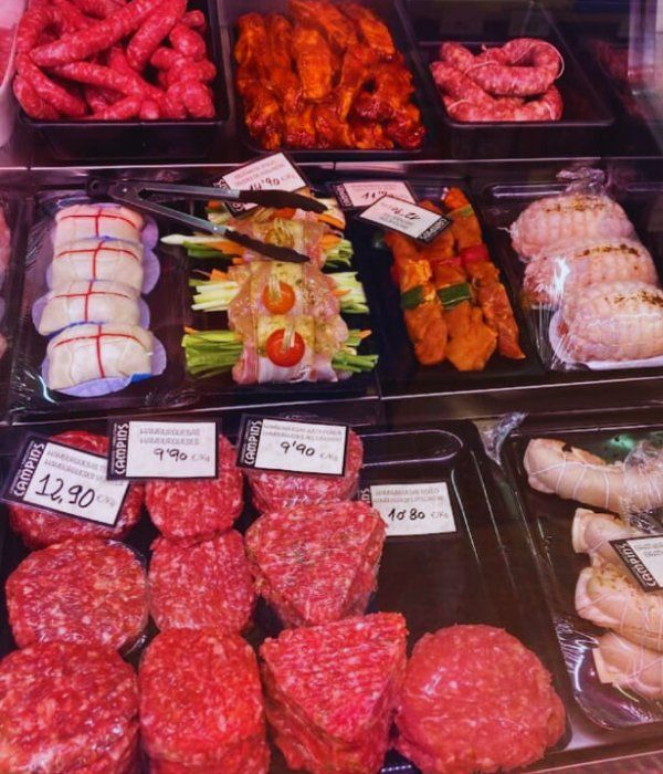 Se exhiben para la venta una variedad de carnes y verduras.