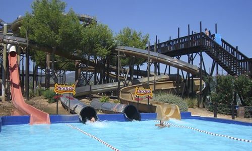 Un parque acuático con un cartel que dice 'splash'