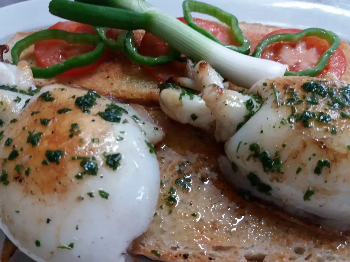 Un primer plano de un plato de comida con huevos y verduras.