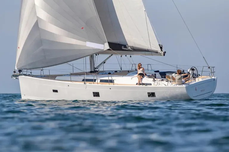 Un velero blanco flota sobre un cuerpo de agua.
