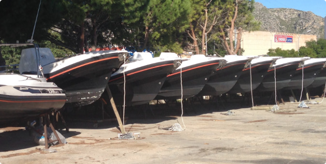 Una fila de barcos están alineados en un estacionamiento.