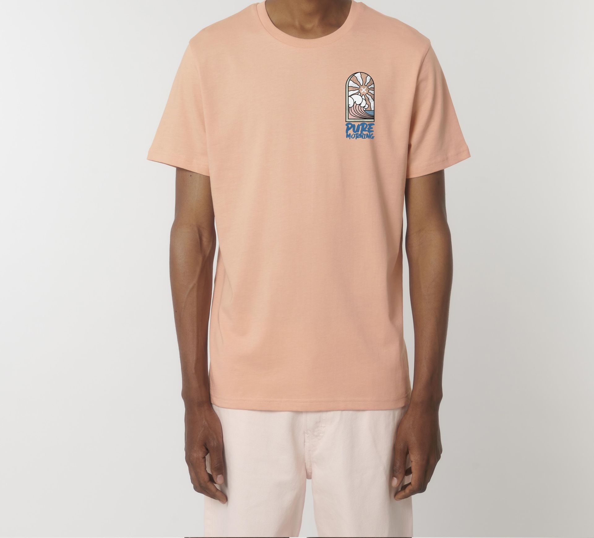 Un hombre lleva una camiseta rosa y pantalones cortos.