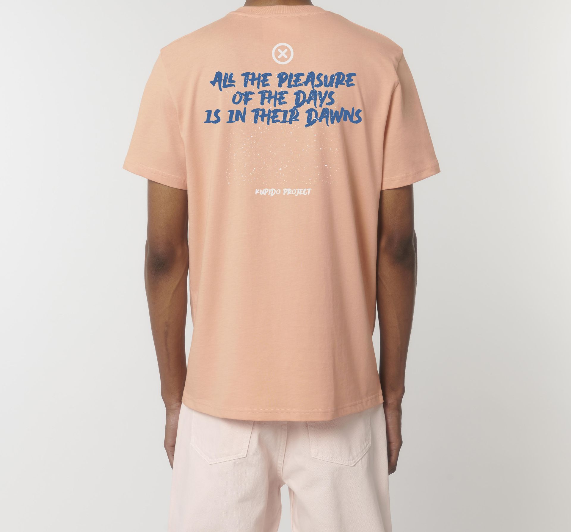 Un hombre lleva una camiseta que dice: Todo el placer de los días está en sus amaneceres.