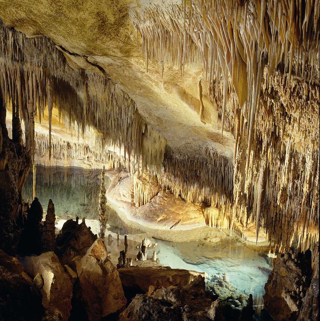 Una cueva con muchos carámbanos colgando del techo.